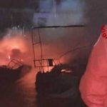 barche in fiamme nel porto di trapani