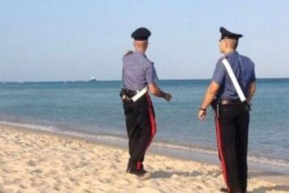 carabinieri spiaggia cadavere in mare a mazara